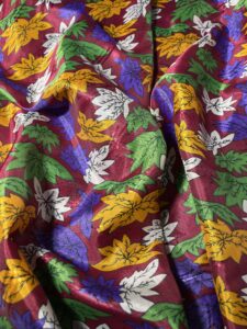 šarena svila sa motivima lišća