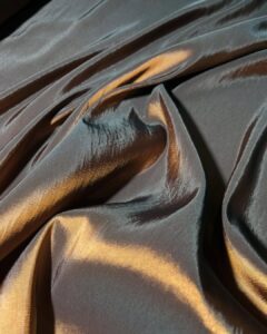 satinasta tkanina u bakarnim tonovima