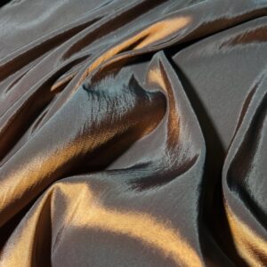 satinasta tkanina u bakarnim tonovima