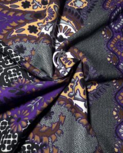 šarena tkanina sa cvetnim uzorkom