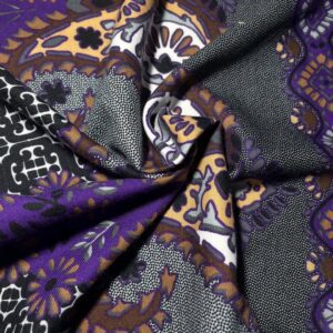 šarena tkanina sa cvetnim uzorkom