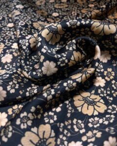 cvjetna tkanina u tamnoj boji