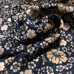 cvjetna tkanina u tamnoj boji