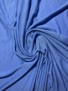 plava tkanina sa talasastim uzorkom