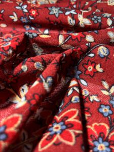 cvećasta tkanina u crvenoj boji