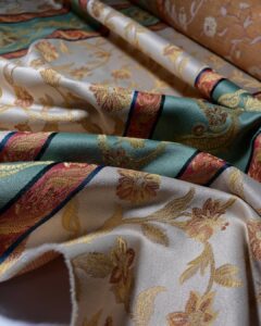 barokna tkanina sa cvetnim uzorkom