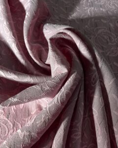 ružičasta tkanina sa uzorkom