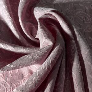 ružičasta tkanina sa uzorkom