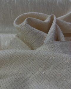 tkanina u vanila boji sa zlatnim detaljima