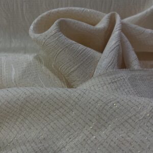 tkanina u vanila boji sa zlatnim detaljima