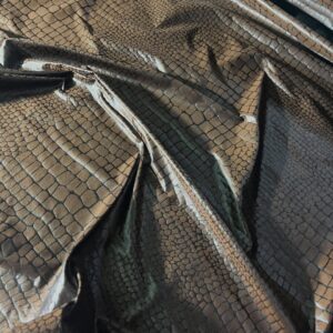 zmijski uzorak na lakiranom najlonu