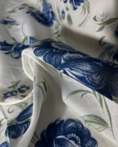 plavi cvetni uzorak na tkanini