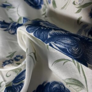 plavi cvetni uzorak na tkanini