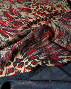 tkanina sa uzorkom u crvenim i zlatnim tonovima