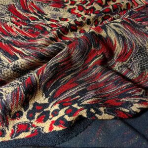 tkanina sa uzorkom u crvenim i zlatnim tonovima