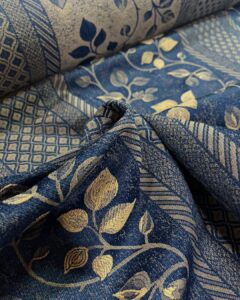 plava tkanina sa zlatnim motivima