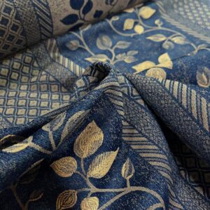 plava tkanina sa zlatnim motivima