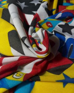 šarena tkanina sa cirkusnim motivima