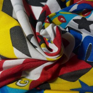 šarena tkanina sa cirkusnim motivima