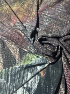 tkanina sa šarenim uzorkom