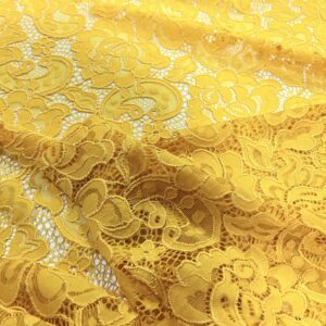 žuta čipka sa cvetnim uzorkom