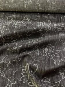 Tkanina sa vezenim cvetnim motivima