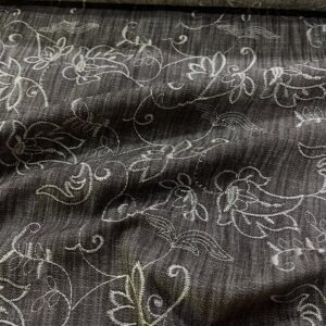 Tkanina sa vezenim cvetnim motivima