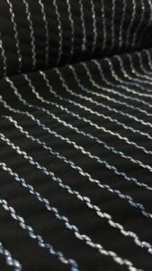 crna tkanina sa šarenim vezom
