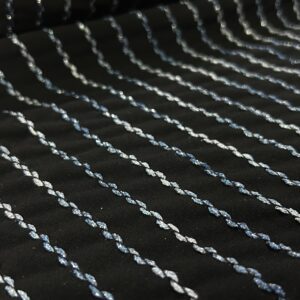 crna tkanina sa šarenim vezom