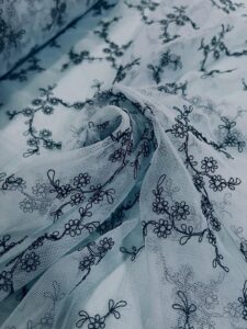 Plavi cvetni til sa crnim vezom