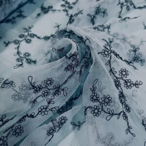 Plavi cvetni til sa crnim vezom