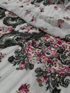 cvjetna tkanina sa crnim detaljima