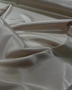 saten tkanina u svetloj nijansi
