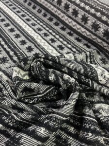 crno-bela tkanina sa etničkim uzorkom