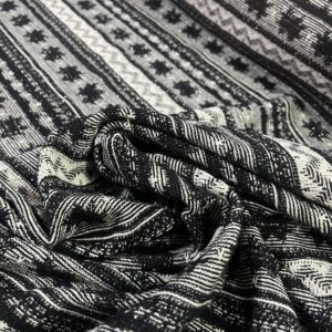 crno-bela tkanina sa etničkim uzorkom
