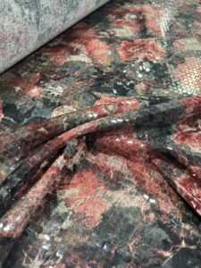 Cvetni dezen trikotaze sa sjajnim detaljima