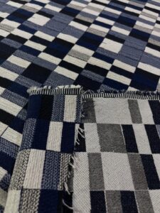 geometrijska tkanina u tamnim tonovima