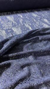 Čipkasta tkanina u tamnoplavoj boji