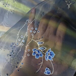 plava organza sa cvetnim motivima