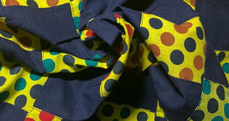 šareni dezen tačaka na platnu