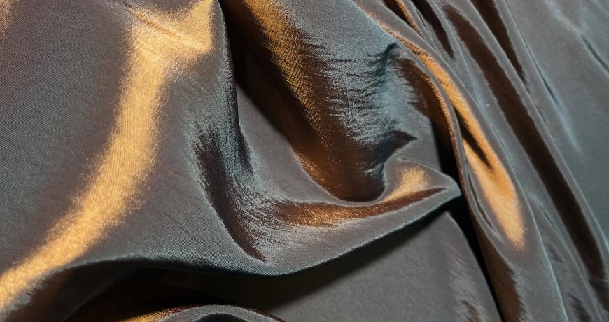 taft tkanina u tamnoj boji