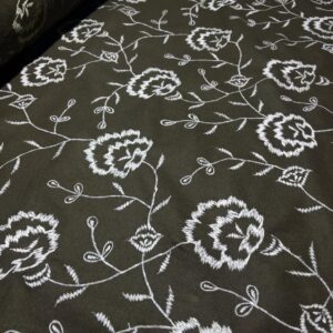 Čoja sa belim cvetnim vezom u braon i maslinasto-zelenoj nijansi