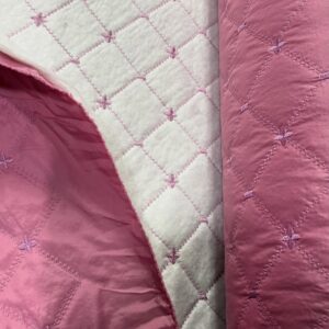 Prelepa štepana postava u nežnoj roze nijansi sa rombovima i cvetićima.