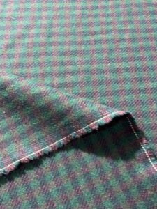 Vuneni štof sa kariranim uzorkom u tamnozelenoj i vino-bordo boji