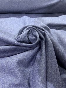 Vuneni štof u plavo-sivoj melanž nijansi, gust i mekan