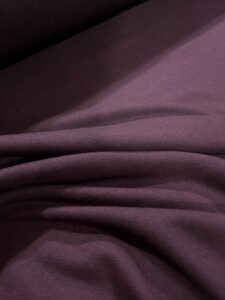 Vuneni štof u dubokoj šljivastoj nijansi