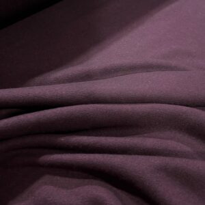 Vuneni štof u dubokoj šljivastoj nijansi