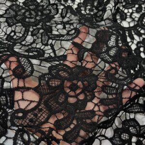 Raskošna crna čipka sa floralnim motivima