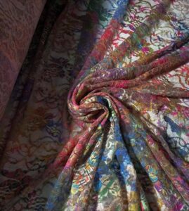 Šarena čipka sa cvetnim uzorkom u raznim nijansama