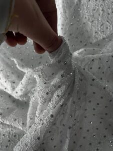 Bela elastična čipka sa cirkonima, blago providna